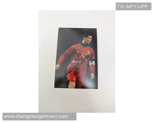 C罗亲签限量版足球明星卡正式亮相收藏价值飙升备受球迷热捧 C罗亲签限量版足球明星卡正式亮相收藏价值飙升备受球迷热捧