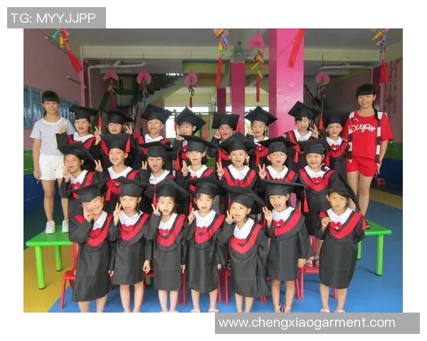 与足球明星亲密合影幼儿园版小朋友们的梦想瞬间尽显童真与活力 与足球明星亲密合影幼儿园版小朋友们的梦想瞬间尽显童真与活力