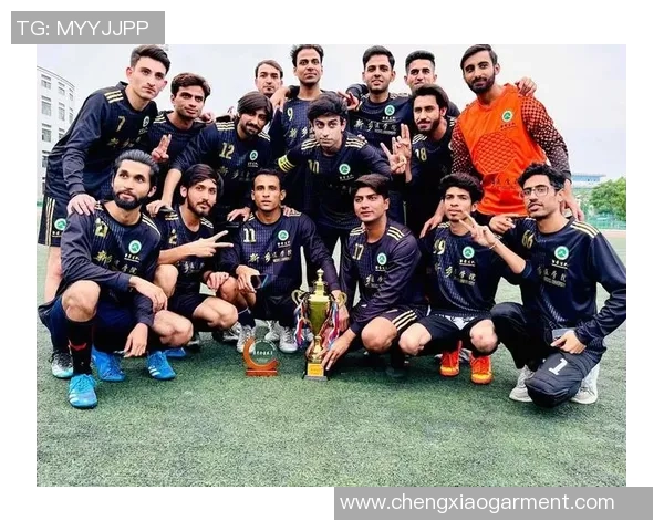 几十年后现役足球明星风采重现：岁月流转仍闪耀绿茵场