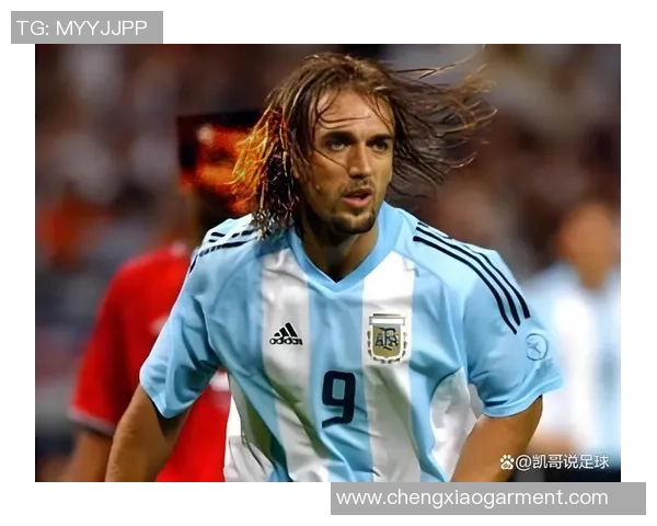 昔日绿茵巨星告别赛场化身金牌解说员再续足球传奇