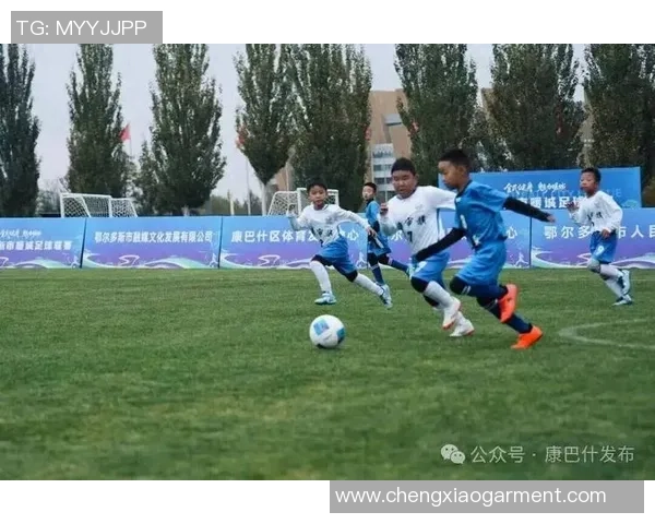 温暖足球世界的球星们：他们用爱与奉献点亮绿茵场